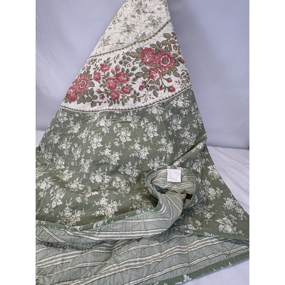 Williams Sonoma Cottage Floral Quilted Tablecloth Size 70" Round